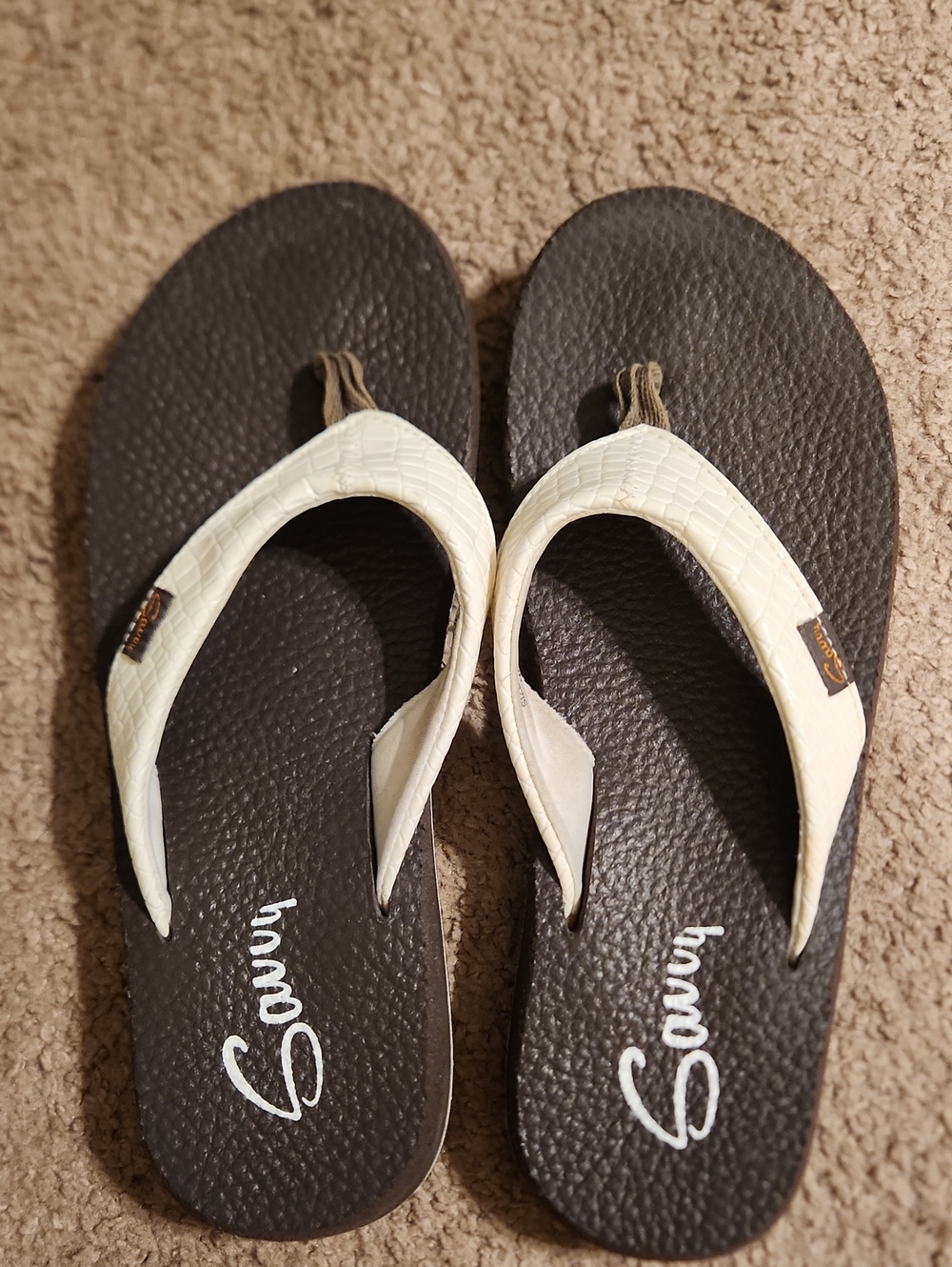 Savvy Women’s White and Brown Croc texture flip flops. Size 7